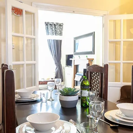 Spacious Comfortable 3Bed Home - Great Location