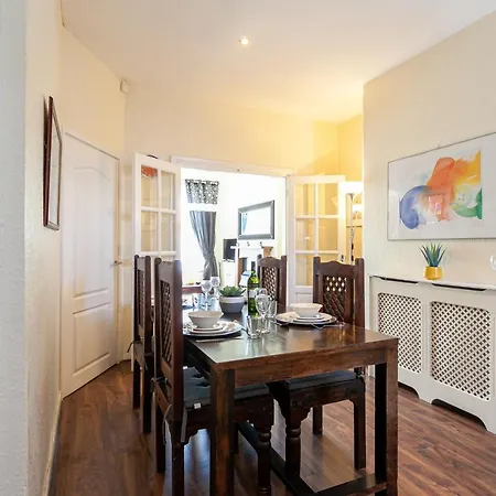Spacious Comfortable 3Bed Home - Great Location *