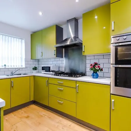 Beautiful 3-Bed House In Salford Holiday home *