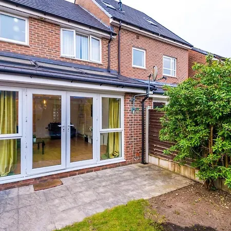 Beautiful 3-Bed House In Salford Holiday home *