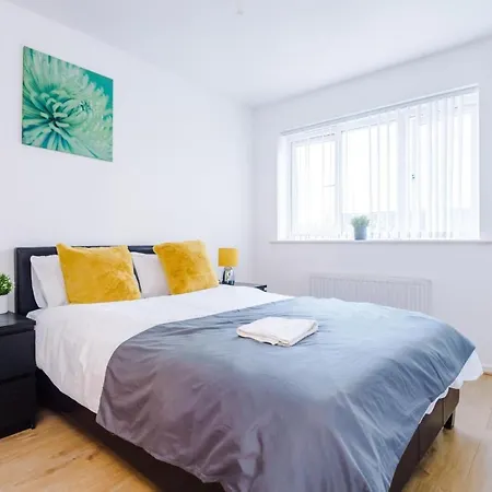 Holiday home Beautiful 3-Bed House In Salford *