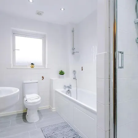 Holiday home Beautiful 3-Bed House In Salford