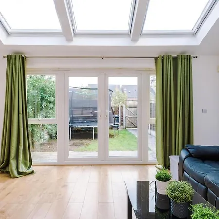 Beautiful 3-Bed House In Salford