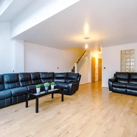 Beautiful 3-Bed House In Salford *