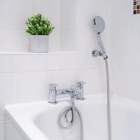 Beautiful 3-Bed House In Salford Manchester