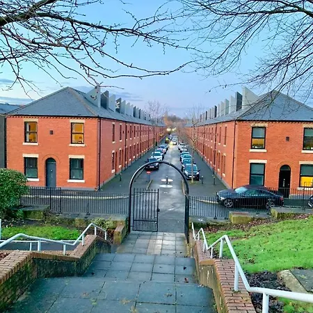 Designer House And Garden With Parking Apartment Manchester