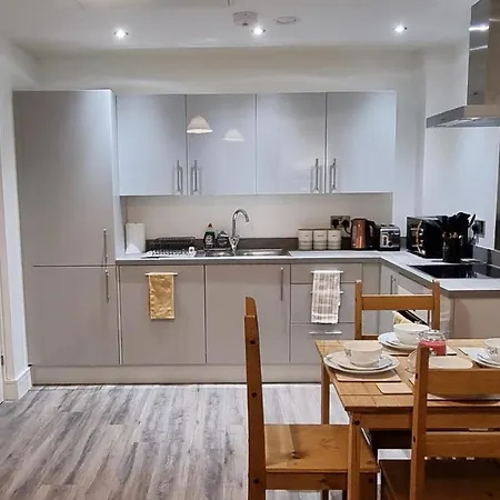 1 Bedroom Apartment At Sa Booking Serviced Accommodation Salford - Free Wifi Apartment