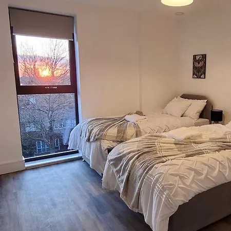 1 Bedroom Apartment At Sa Booking Serviced Accommodation Salford - Free Wifi Apartment