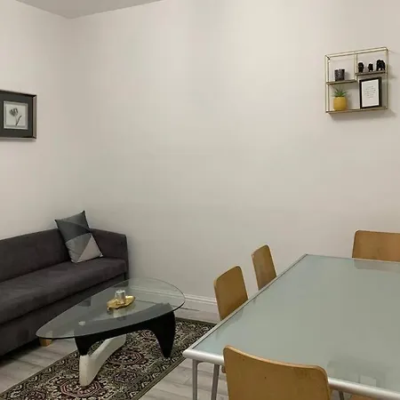 Cherie Gorgeous 4 Bedrooms Stylish Modern House In Manchester