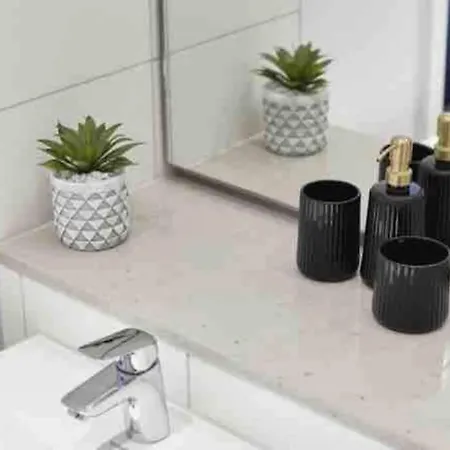 Modern 2 Bed Apartment In The Heart Of Salford Апартаменты