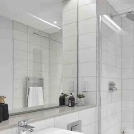 Modern 2 Bed Apartment In The Heart Of Salford Апартаменты *