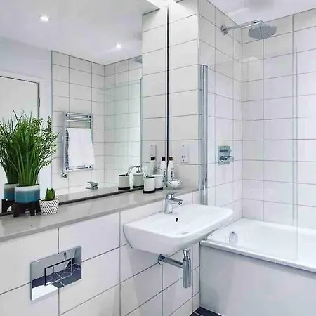 Modern 2 Bed Apartment In The Heart Of Salford Манчестер