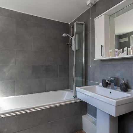 Spacious Comfortable 3Bed Home - Great Location * Манчестер