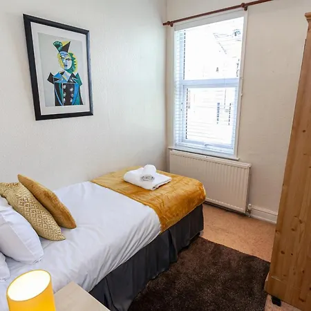 Апартаменты Spacious Comfortable 3Bed Home - Great Location *