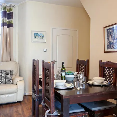 Spacious Comfortable 3Bed Home - Great Location *