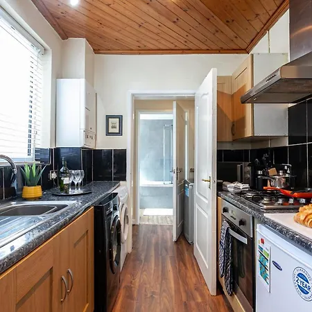 Spacious Comfortable 3Bed Home - Great Location *