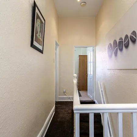 Spacious Comfortable 3Bed Home - Great Location Манчестер