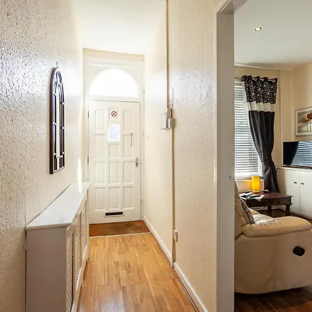 Апартаменты Spacious Comfortable 3Bed Home - Great Location Манчестер