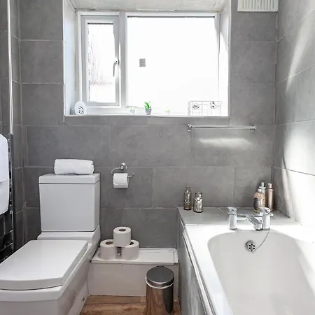 Апартаменты Spacious Comfortable 3Bed Home - Great Location Манчестер