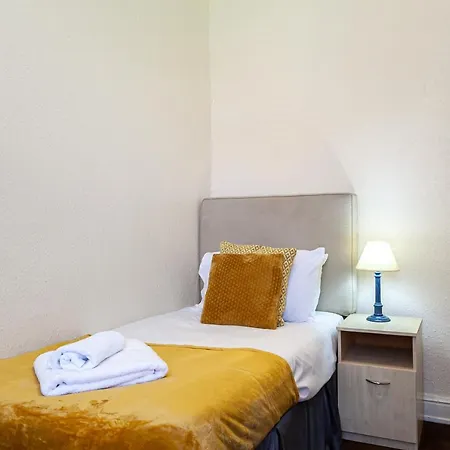 Апартаменты Spacious Comfortable 3Bed Home - Great Location Манчестер