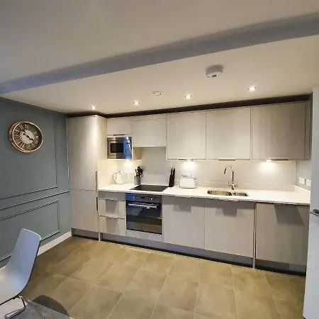 A Timeless Classic Apartment - Parking Apartment Manchester
