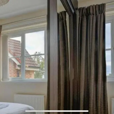 Luxury 4 Bedroom House Holiday home Manchester