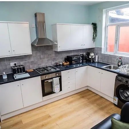 Family-Friendly Two-Bedroom Apartment Near Manchester City Stadium *