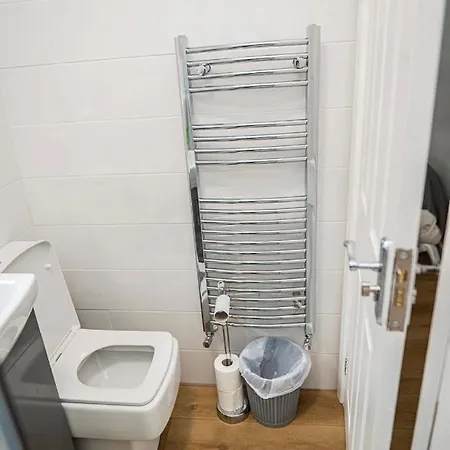 Family-Friendly Two-Bedroom Apartment Near Manchester City Stadium Διαμέρισμα *