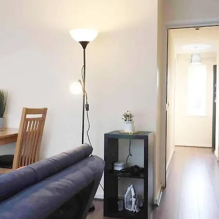 Convenient 1bed Apt Close To Transport Links *