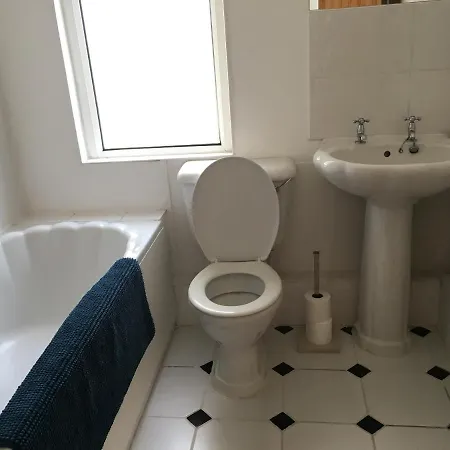 Modern House Accomdts 8 Adults, Double Bedrooms, Free Parking & Wifi, Close To Tram Holiday home