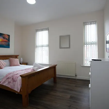 6 Bedroom House 10min Drive From Centre Дом отдыха Манчестер