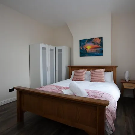 6 Bedroom House 10min Drive From Centre Дом отдыха