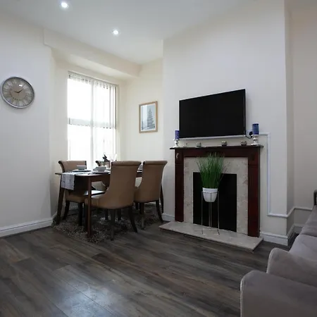 6 Bedroom House 10min Drive From Centre Holiday home Manchester