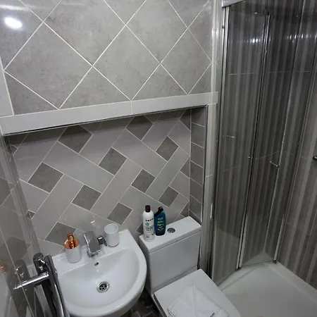 6 Bedroom House 10min Drive From Centre Дом отдыха Манчестер