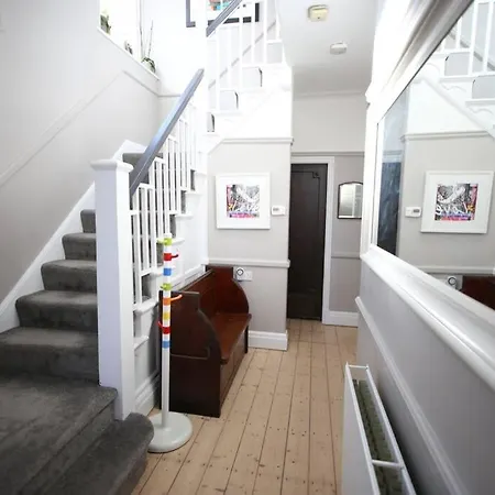 Villa Spacious Family In Chorlton