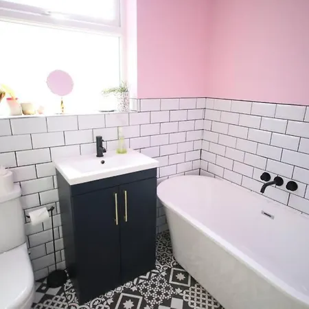 Villa Spacious Family In Chorlton