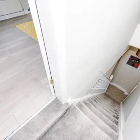3-Bed House In Salford - Hosted By Mcr Dens מנצ'סטר