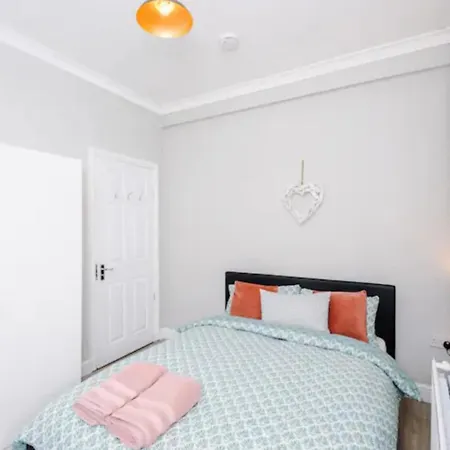 3-Bed House In Salford - Hosted By Mcr Dens בית נופש מנצ'סטר