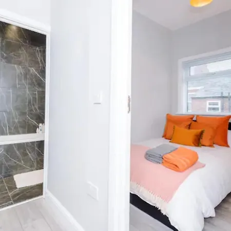 3-Bed House In Salford - Hosted By Mcr Dens