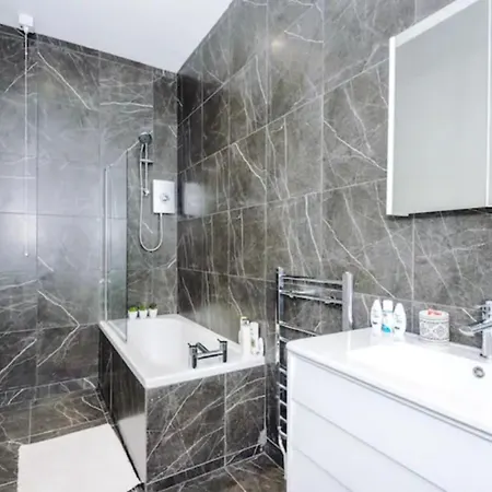 3-Bed House In Salford - Hosted By Mcr Dens בית נופש מנצ'סטר