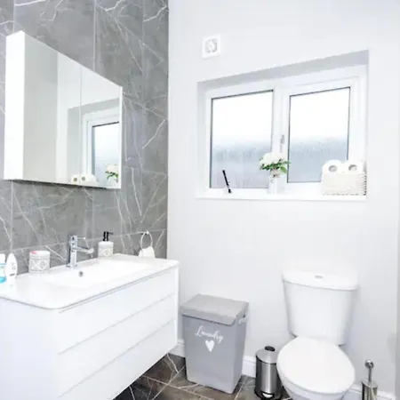 3-Bed House In Salford - Hosted By Mcr Dens בית נופש