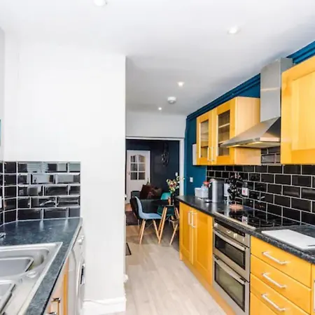 3-Bed House In Salford - Hosted By Mcr Dens בית נופש