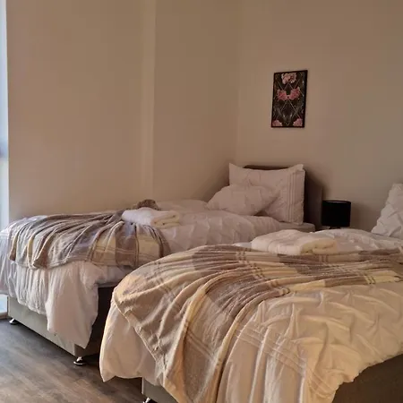1 Bedroom Apartment At Sa Booking Serviced Accommodation Salford - Free Wifi *