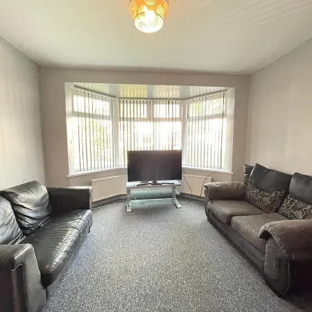 4 Bedroom House Next To City Centre Manchester