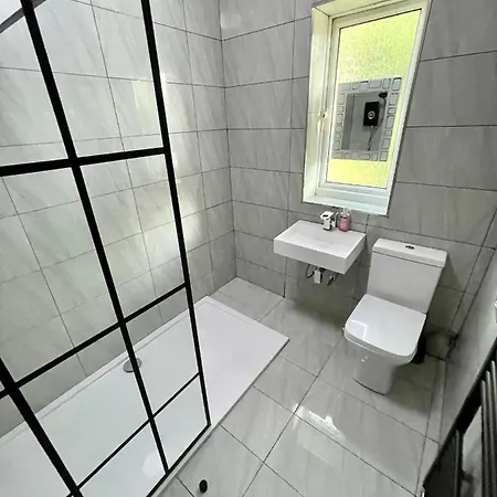 4 Bedroom House Next To City Centre Manchester