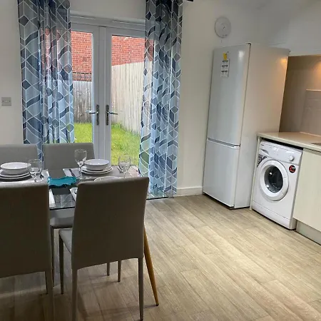 Modern Townhouse - Sleeps 6 - Near Salford Quays Μάντσεστερ