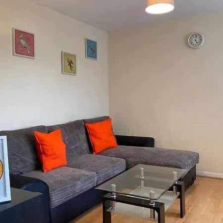 Serene Apt In The Heart Of Stretford 아파트 *