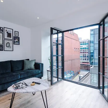 Hilltop Serviced - Piccadilly Apartment