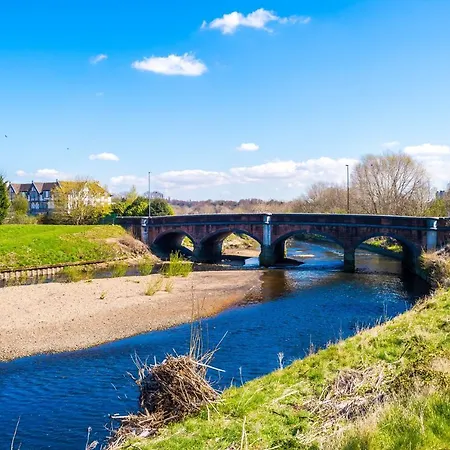Vidale Court, 3 Bedroom House With River Irwell View, Sleeps 6 * Manchester