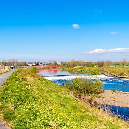 Vidale Court, 3 Bedroom House With River Irwell View, Sleeps 6 *